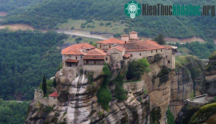 Quần thể tu viện nổi tiếng thế giới, treo leo, hiểm trở trên vách núi Meteora của Hy Lạp.