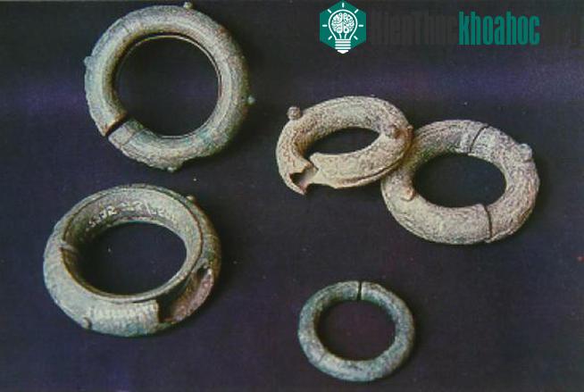 Di chỉ khảo cổ này được phát hiện lần đầu tiên vào năm 1957 bởi Steve Young - một sinh viên nhân chủng học của đại học Havard, Mỹ.