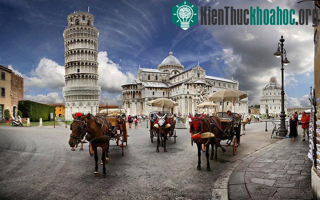 Tháp nằm trong quần thể Campo dei Miracoli bao gồm thánh đường Duomo, tháp chuông Campanile, phòng rửa tội và nghĩa trang Camposanto.