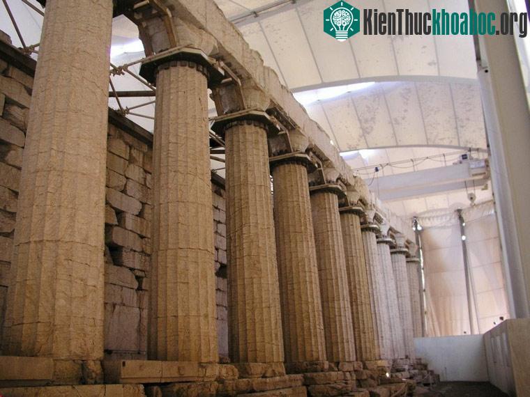Ngôi đền tọa lạc ở độ cao 1.131 mét so với mặt nước biển, được bao quanh bởi rất nhiều khe suối hẹp, cách thị trấn Andritsaina 14,5km.