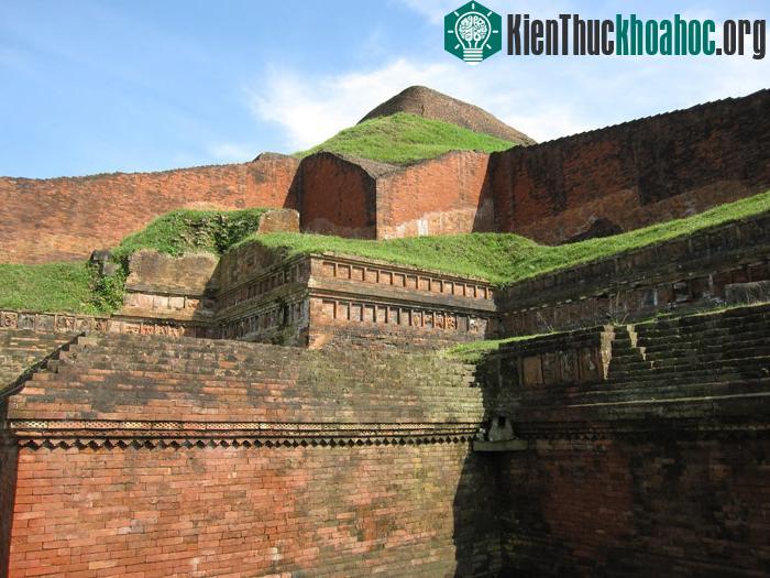 Somapura Mahavira có hình dáng bên ngoài như một hình tứ giác
