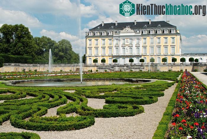 Lâu đài Augustusburg và Falkenlust mang phong cách kiến trúc rococo một cách lộng lẫy, hào nhoáng.