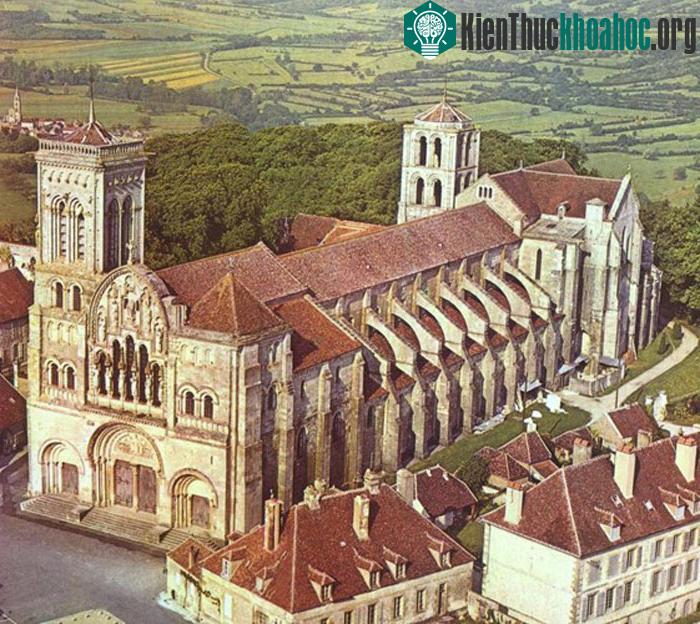Nhà thờ, ngọn đồi ở Vezelay - Pháp- ảnh 2
