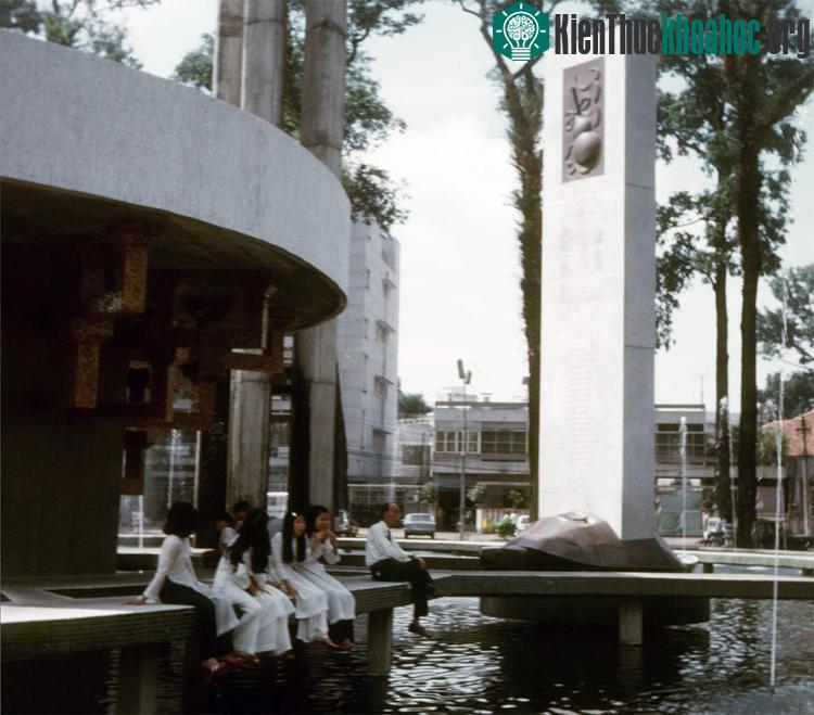 Hồ Con Rùa năm 1972, lúc còn con rùa bằng đồng ở giữa. (Ảnh tư liệu).