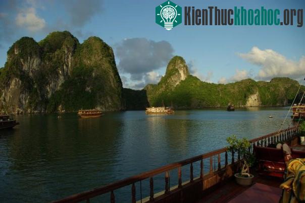 Vịnh Hạ Long - Kỳ quan đất dựng giữa trời cao