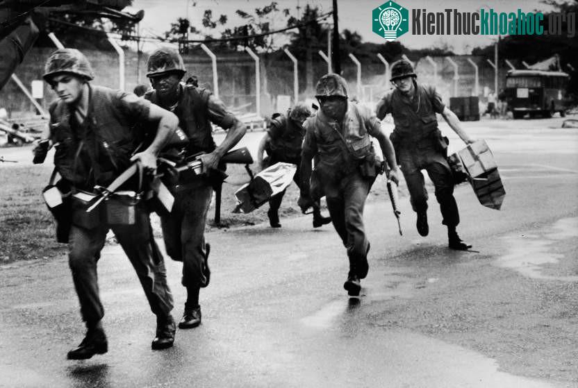 Trực thăng đưa lính thủy đánh bộ Mỹ tới sân bay Tân Sơn Nhất nhằm bảo vệ và phong tỏa các khu vực quan trọng để tiến hành di tản những người Mỹ cuối cùng khỏi Sài Gòn.