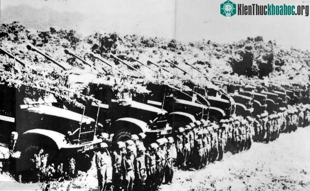 Bộ đội pháo binh trước giờ xuất kích.