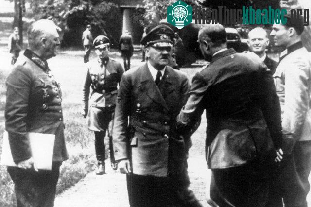 Đại tá Stauffenberg ngoài cùng bên trái, gặp Hitler tại căn cứ tư lệnh khu Rastenburg.