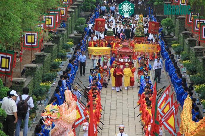 Lễ dâng hương tại đền Hùng.