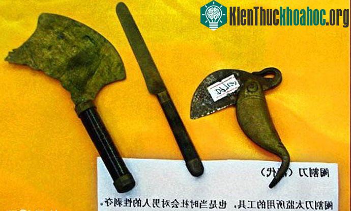 Bộ dao được sử dụng trong phẫu thuật tịnh thân. (Ảnh: QQ).