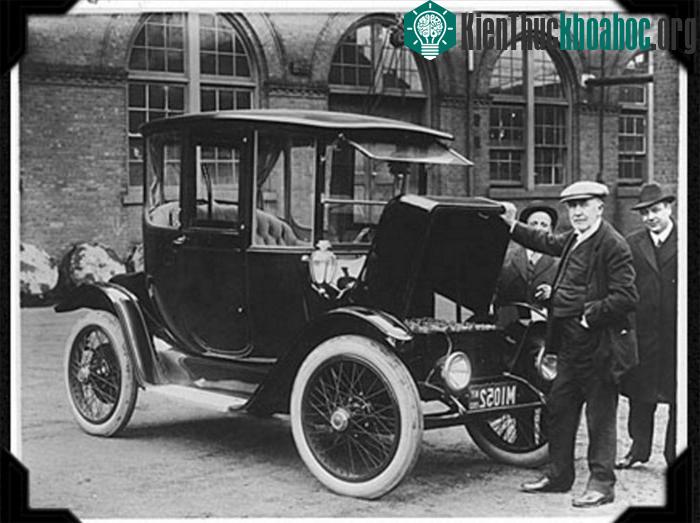 Bức ảnh chụp Thomas Edison với chiếc xe hơi chạy điện vào năm 1913.