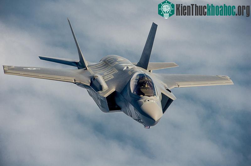 F-35 bay thử nghiệm tiếp nhiên liệu trên không