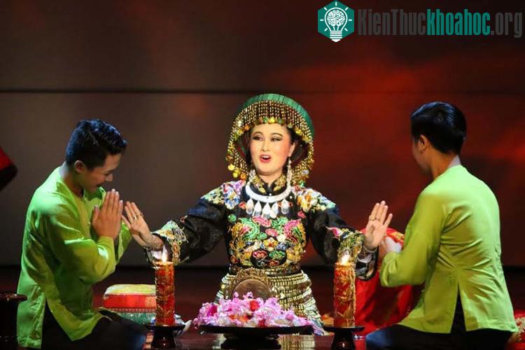 Ngoài ra tín ngưỡng thờ Mẫu hướng đến cuộc sống thực tại của con người với ước vọng sức khỏe, tài lộc, may mắn.