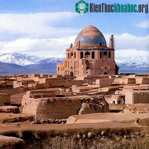 Soltaniyeh là một thành phố và thủ phủ của Soltaniyeh, Abhar, tỉnh Zanjan tại Iran