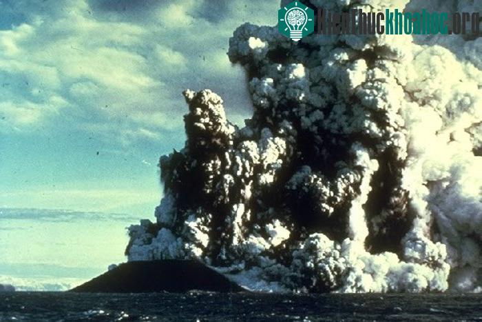 Nằm ở vùng biển phía Nam của Iceland, đảo núi lửa Surtsey được giới khoa học coi là một trong những hòn đảo độc đáo nhất thế giới.