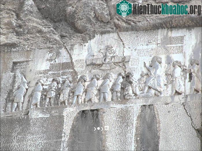 Bức phù điêu lớn được phát hiện tại di sản văn hóa thế giới, khu di chỉ khảo cổ Bisotun tại Iran cho thấy sự tài hoa của người Ba Tư cổ.
