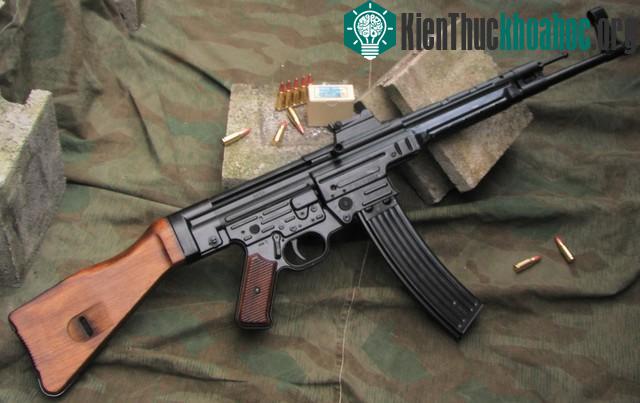 Súng trường StG-44 của Đức.