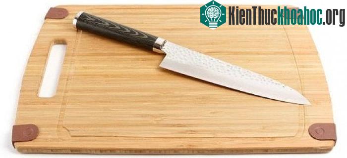 Khi thấy thớt của nhà bạn có nhiều vết lõm và rãnh, hãy thay thớt mới ngay lập tức. (Ảnh Daily mail).