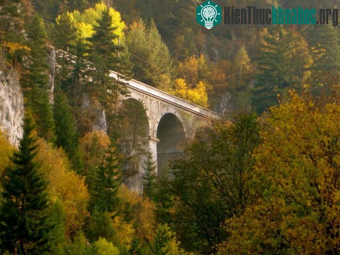 Ngày nay tuyến đường sắt Semmering được giữ cho các tuyến xe lửa trong vùng chở du khách đi thăm quan