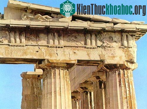 Bức tượng thần Athena được chế tác từ vàng và ngà voi do kiến trúc sư tài danh Phidias thực hiện.
