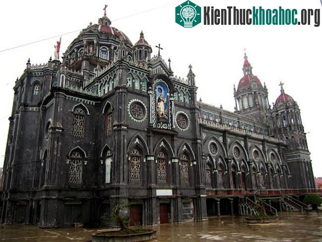 Đài phun nước Trevi và thánh đường thánh Phê rô là những điểm thăm quan không thể không đến khi đến thăm quan Rome.