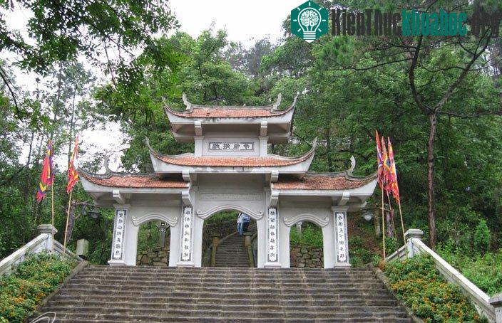 Tam quan đền Tổ Mẫu Âu Cơ