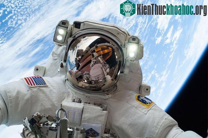 Phi hành gia người Nga Yuri Gagarin vinh dự trở thành người đầu tiên bay vào vũ trụ.