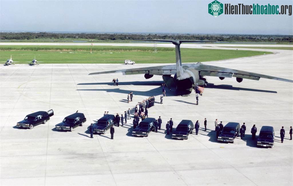Thi thể các phi hành gia cũng được tìm thấy và đưa trở lại Florida trước khi trả về gia đình.