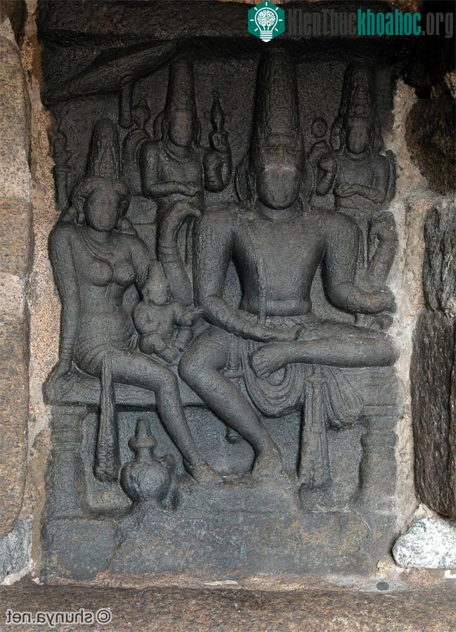 Lời cầu nguyện của vua Baghirata đã thấu đến trời xanh và thần Shiva đã được lệnh tạo ra con sông Hằng để làm nguồn nước nuôi dưỡng dân chúng