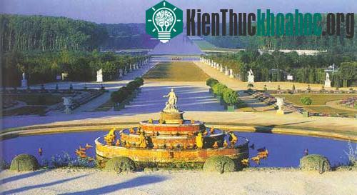 Trục lớn theo phong cách Baroque thoạt trông có vẻ đơn giản của Le Nôtre cho thấy một chuỗi cảnh quan bất tận, thành phần kiến trúc và chi tiết thú vị...