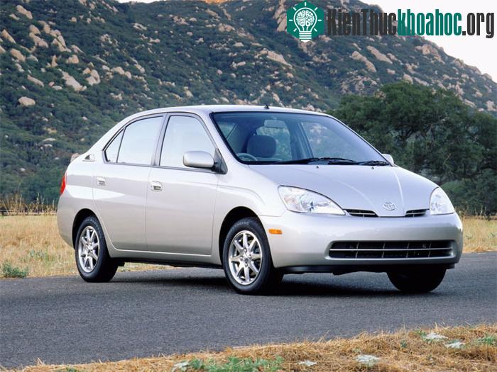 Prius là chiếc xe sử dụng nhiên liệu điện kết hợp xăng (hybrid) đầu tiên được sản xuất đại trà.