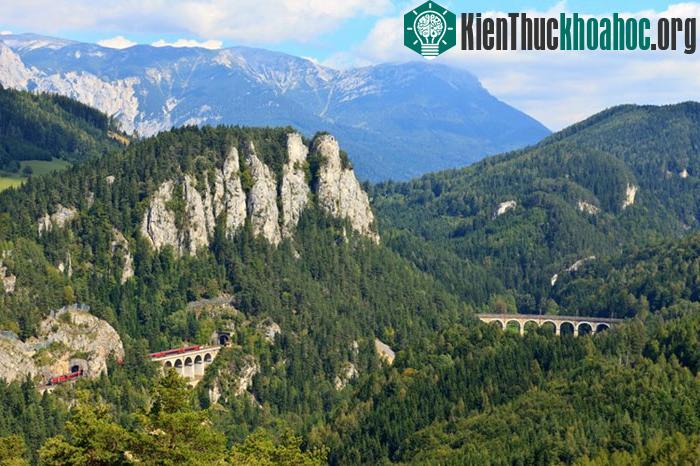 Hình ảnh tuyến đường sắt Semmering – 1 di sản văn hóa thế giới của Áo đã được đưa vào làm chủ đề để đúc các đồng tiền kim loại của Áo và Châu Âu.