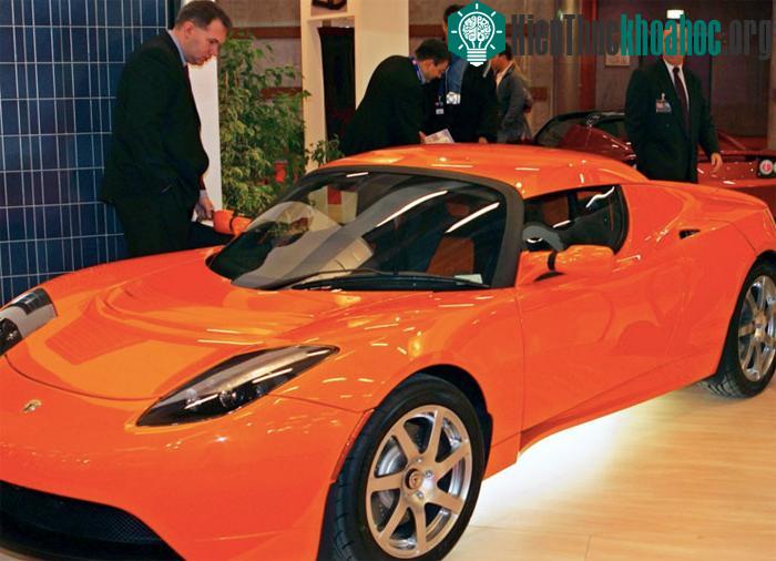 Khách hàng ngắm xe chạy điện Tesla Roadster của Tesla Motors tại triển lãm Paris Auto Show tháng 10 năm 2008.