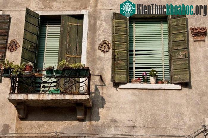 Venice có một vẻ đẹp cổ kính với những dãy phố nhỏ, ngoằn nghèo và nhà có cửa số...rất lãng mạn.