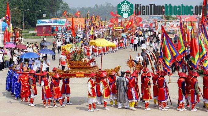 Lễ rước kiệu tại đền Hùng.