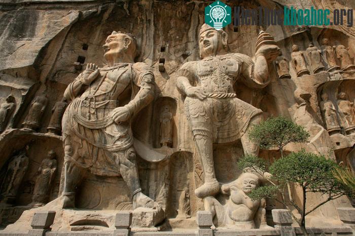 Theo nghiên cứu của các nhà khoa học Trung Quốc, Long Môn động có 2.345 hang động và hốc, 2.800 câu thơ chạm khắc, 50 tháp Phật, 100.000 pho tượng Phật