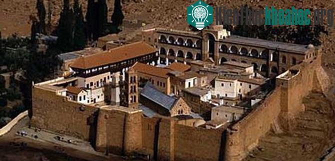 Toàn cảnh tu viện Saint Catherine với kiến trúc Byzantine đặc trưng. Tu viện hiện nay vẫn còn khá nguyên vẹn là là tu việc cổ nhất còn lại của dòng Cơ đốc giáo