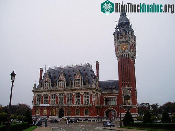 Vì thời gian xây dựng không đồng nhất nên mỗi tháp lại được xây theo một phong cách kiến trúc khác nhau.