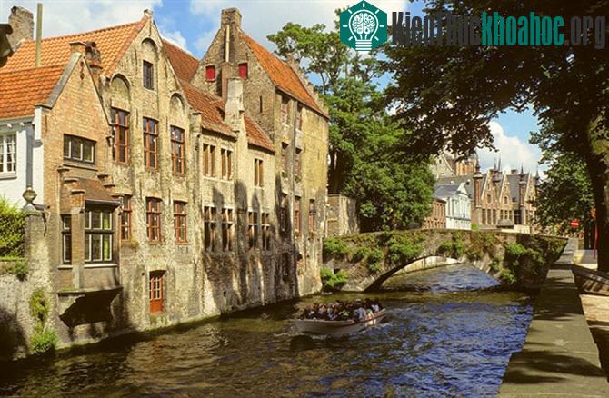 Vẻ đẹp này đã khiến Brugge được ví như Viene của phương Bắc, và cũng chính điều này là câu trả lời vì sao các cặp đôi thường chọn Brugge cho kỳ trăng mật của mình...