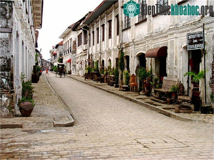 Các kiến trúc điển hình ở Vigan ngày nay vừa mang nét truyền thống Á Đông, vừa thể hiện sự ảnh hưởng sâu đậm của kiến trúc Tây Ban Nha.