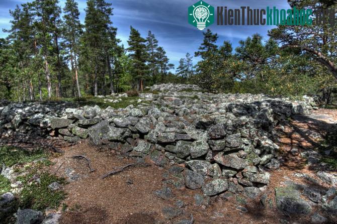 Di chỉ mộ Sammallahdenmaki gồm tổng cộng 33 mộ đá, chủ yếu là đá granite