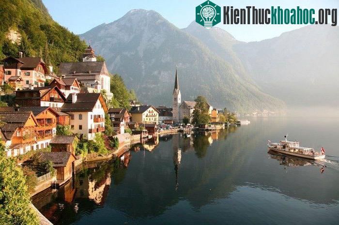 Cảnh sắc thiên nhiên tuyệt đẹp kết hợp với kiến trúc nhà cửa cổ điển ở Hallstatt.