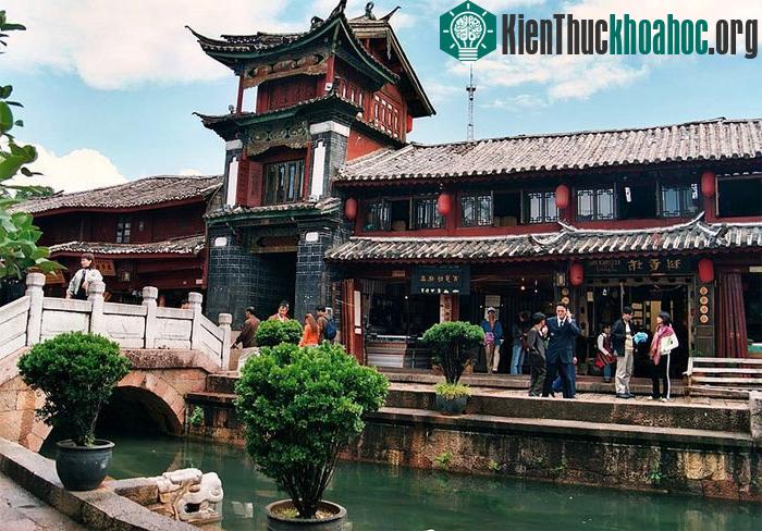 Những hoa văn trên mặt đá nền đường trông tự nhiên và thanh nhã, rất hài hòa với môi trường của cả khu thành cổ