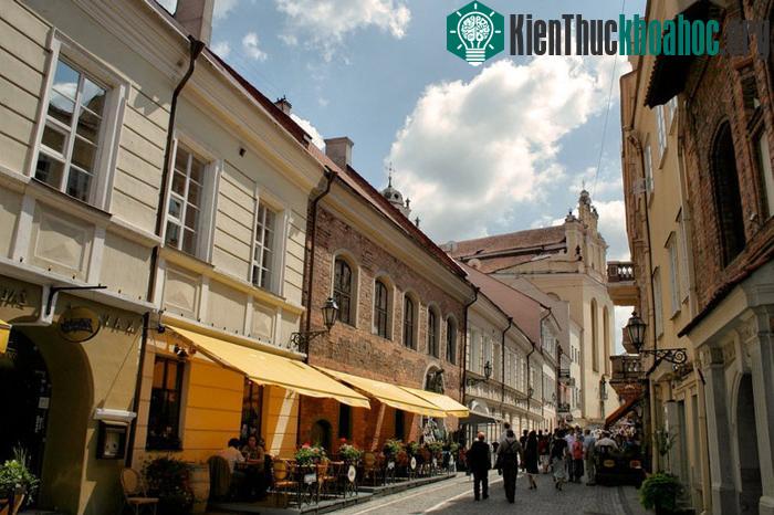 Trung tâm lịch sử Vilnius gồm những công trình kiến trúc được xây dựng theo trường phái Gothic, Phục Hưng, Baroque và cả những công trình được xây dựng theo truyền thống của cư dân bản địa.