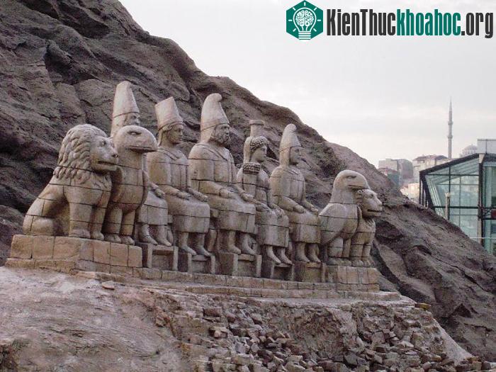 Nó được coi là một trong những công trình xây dựng tham vọng nhất thời Hellenistic, sau sự sụp đổ của đế chế Alexander vĩ đại.
