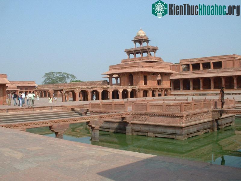 Thành cổ Fatehpur Sikri được xây dựng giữa năm 1571 cho đến năm 1585.