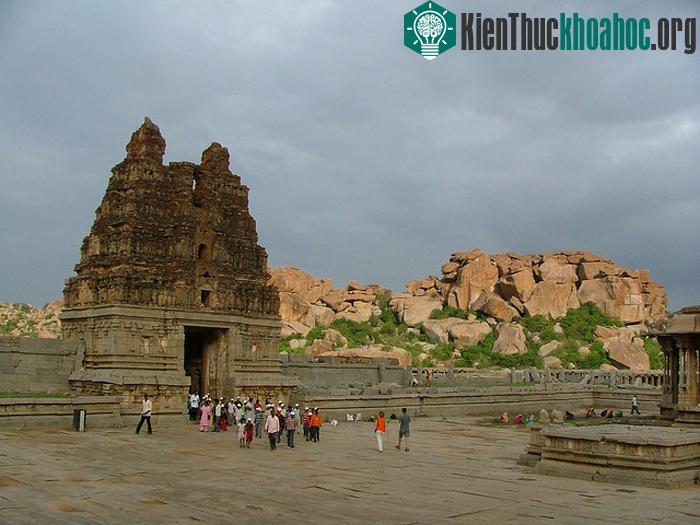 Những tàn tích của đế chế Vijayanagara hiện nay tại Hampi nằm gần làng Bellary.