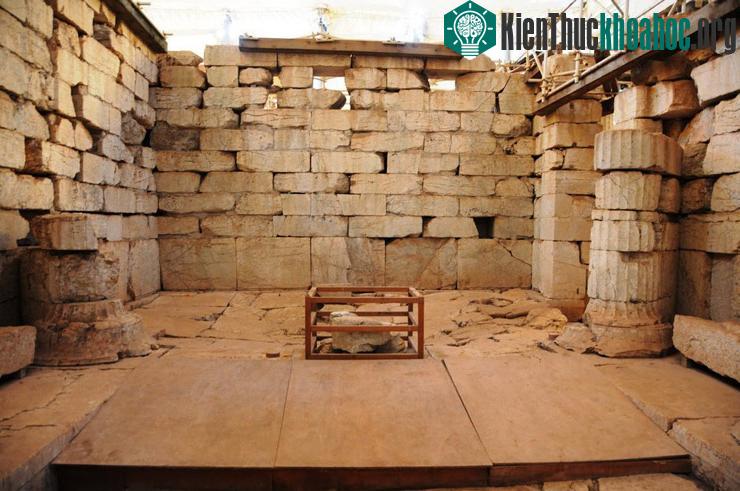 Điện thờ này có kiến trúc rất đặc biệt, là sự kết hợp của các kiến trúc Doric, Lonic và Corinth. Thực tế, những cột trụ trang trí kiểu Corinth ở đây là những mẫu lâu đời nhất trên thế giới.