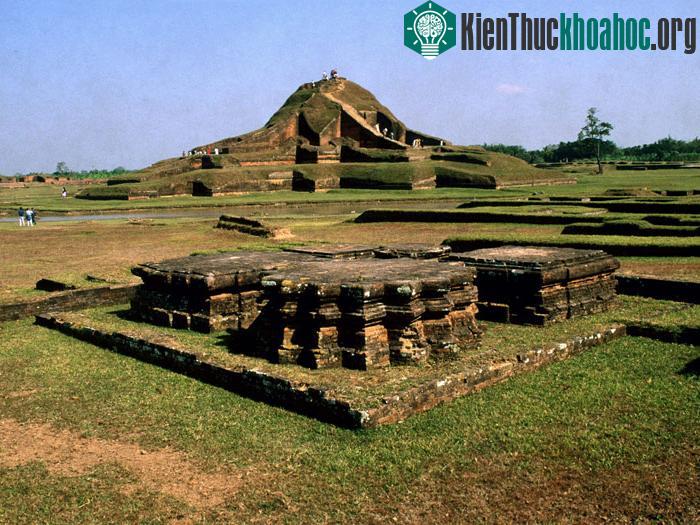 Somapura Mahavira là một ngôi đền lớn với kiến trúc hoàng tráng, cả về kích thước cũng như sự cầu kỳ trang trí.