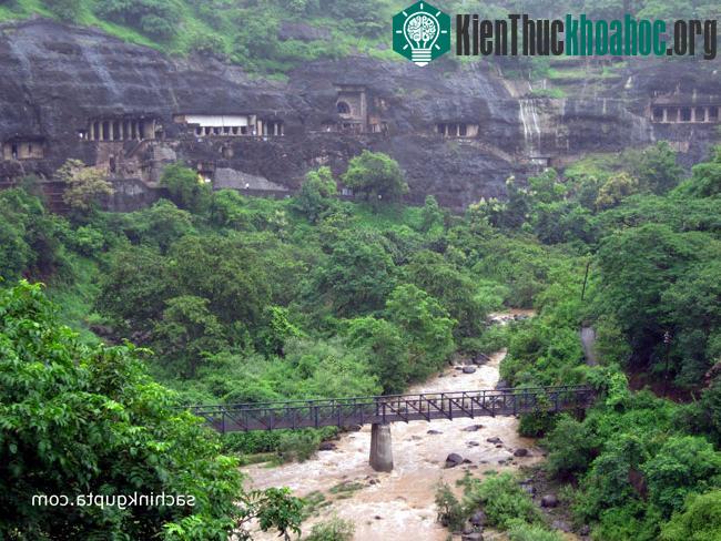 Quang cảnh bên ngoài chùa hang Ajanta ở Ấn Độ
